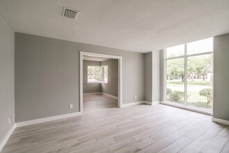 10827 Tupper Lake Dr, Unit 611 in Houston, TX - Foto de edificio - Building Photo