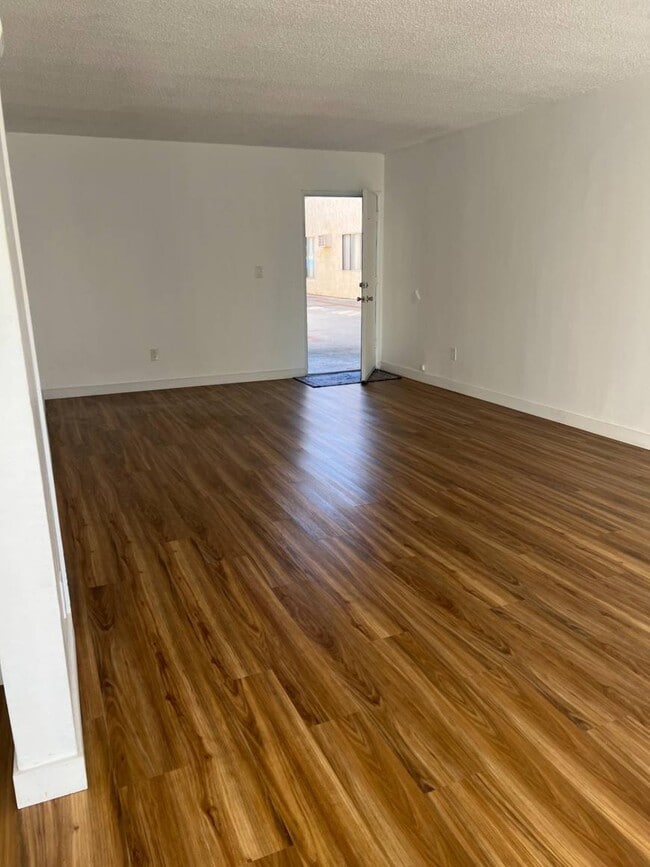 15537 Nordhoff St in Los Angeles, CA - Building Photo - Building Photo