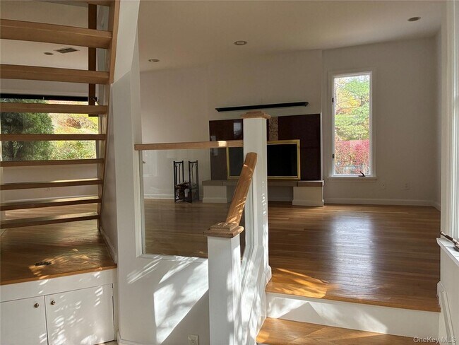 7 Valley View Rd in Chappaqua, NY - Foto de edificio - Building Photo