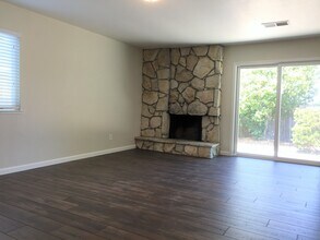 160 Firethorn Dr in Rohnert Park, CA - Foto de edificio - Building Photo