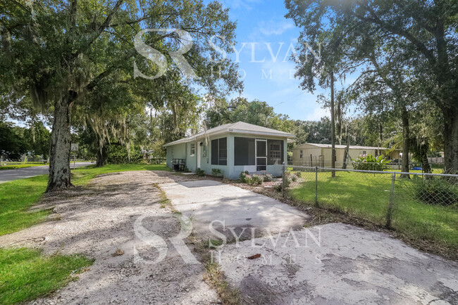 2402 Old Tampa Hwy in Lakeland, FL - Foto de edificio - Building Photo