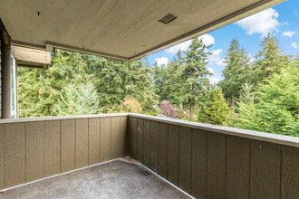 12520 Roosevelt Way NE in Seattle, WA - Foto de edificio - Building Photo