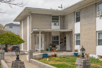 63 Titus Ave in Staten Island, NY - Foto de edificio - Building Photo