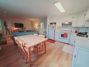 55 Whitmore Ln, Unit 1 in Stamford, CT - Foto de edificio - Building Photo