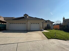 10824 N Bunker Hill Dr in Fresno, CA - Building Photo