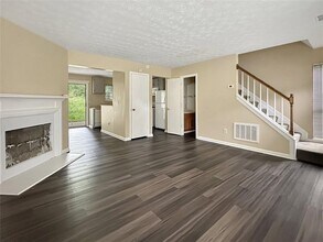 1468 Kilmuir Way in Stone Mountain, GA - Foto de edificio - Building Photo