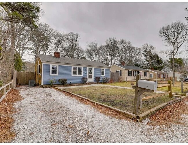 16 Circuit Rd E in West Yarmouth, MA - Foto de edificio - Building Photo