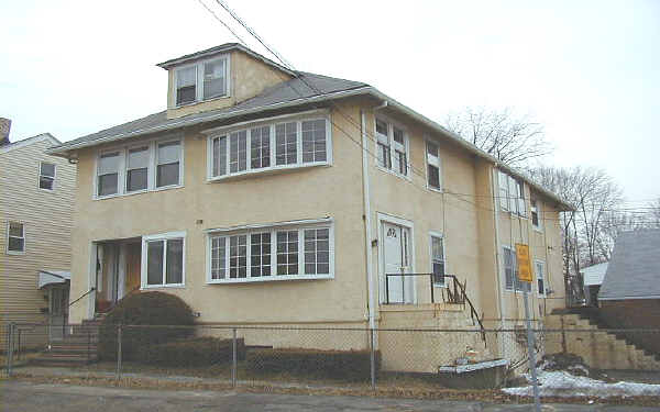 131 Pleasant St in Watertown, MA - Building Photo - Building Photo