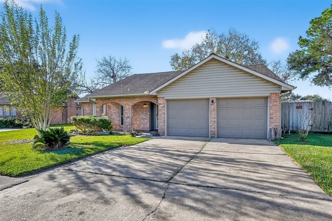 14035 Utopia Dr in Sugar Land, TX - Building Photo - Building Photo