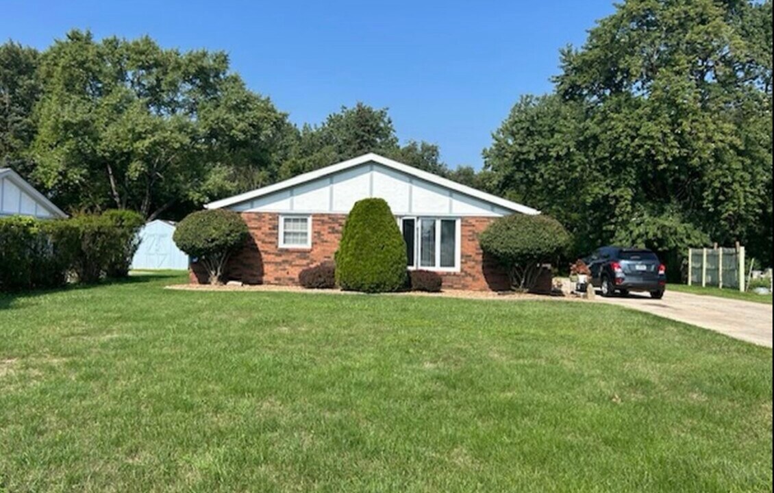 1906 Patti Ln in Schererville, IN - Building Photo
