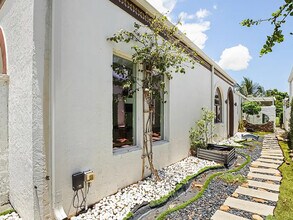 6590 Fountains Cir in Greenacres, FL - Foto de edificio - Building Photo