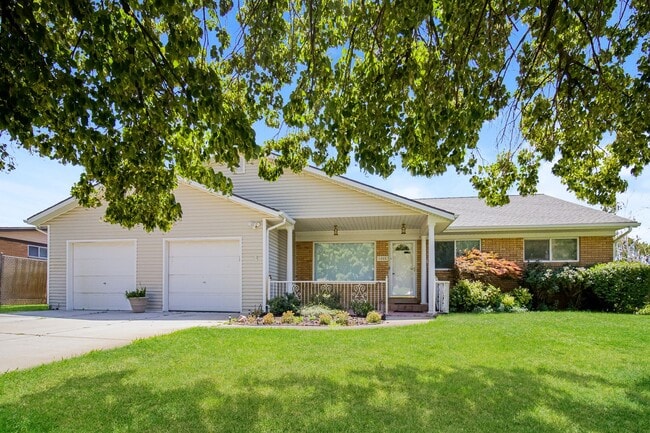 property at 1005 Maxfield Dr