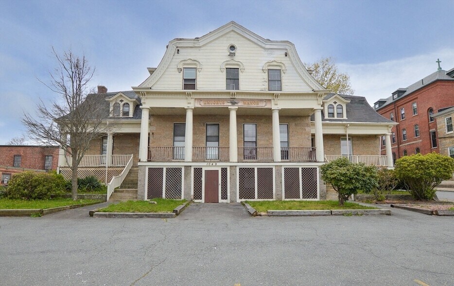 1049 Pleasant St in New Bedford, MA - Building Photo