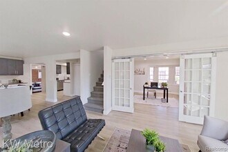 695 Livernois St in Ferndale, MI - Foto de edificio - Building Photo