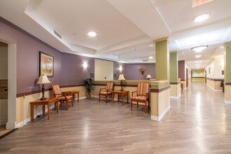 Pinehurst Apartments 55+ in East Patchogue, NY - Foto de edificio - Lobby