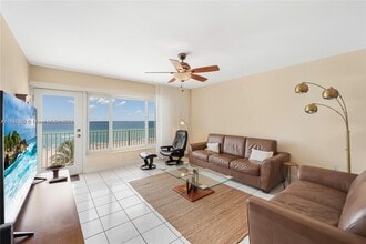 300 Oregon St in Hollywood, FL - Foto de edificio - Building Photo