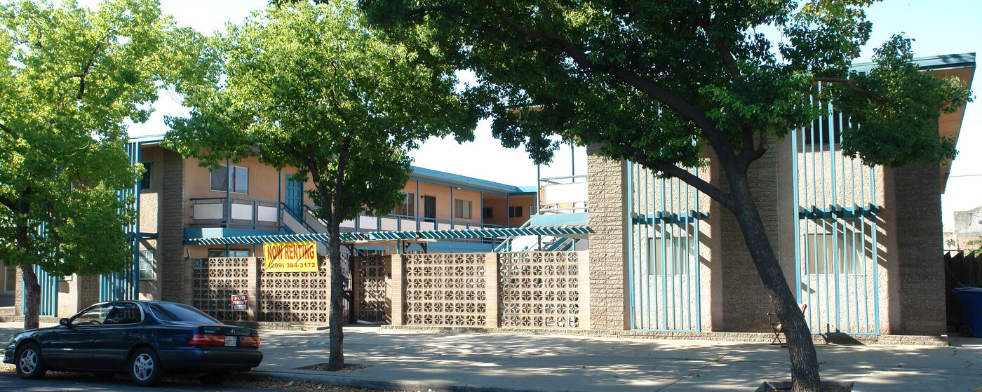 210-212 W 18th St in Merced, CA - Building Photo
