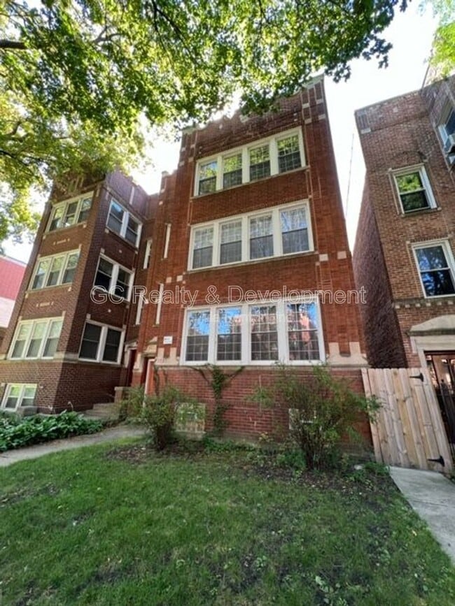 property at 1727 W Albion Ave