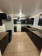 214 E 97th St in Los Angeles, CA - Foto de edificio - Building Photo