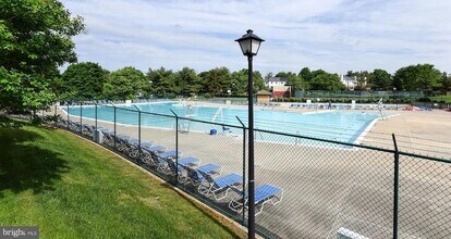 8205 Whispering Oaks Way, Unit 304 in Gaithersburg, MD - Building Photo - Building Photo