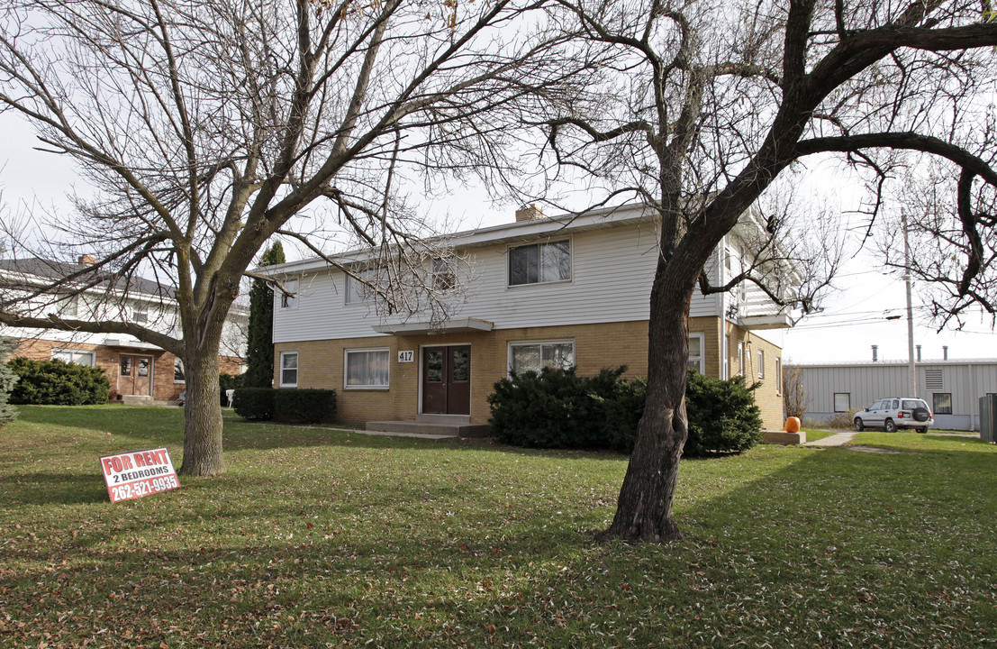 417 Dodie Dr in Waukesha, WI - Foto de edificio