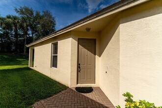 806 SW Rocky Bayou Terrace in Port St. Lucie, FL - Building Photo - Building Photo