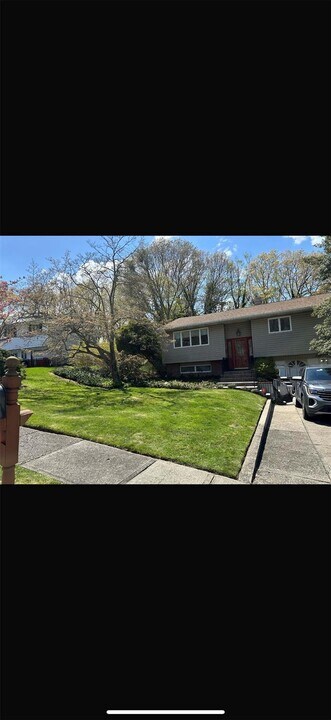 18 Greenwich Rd in Smithtown, NY - Foto de edificio