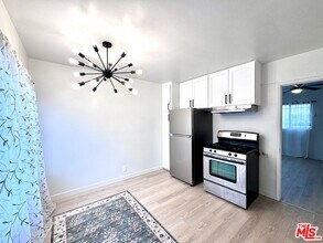 1540 W 60th St in Los Angeles, CA - Building Photo - Building Photo