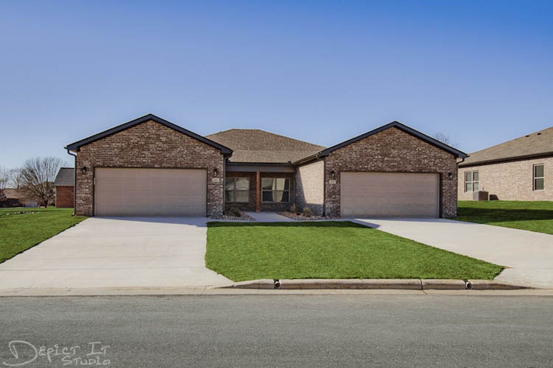 312 Turnberry Ct in Mountain Home, AR - Building Photo