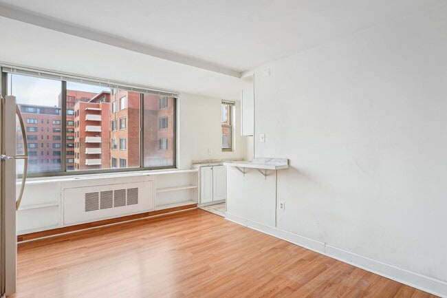 property at 1121 Arlington Blvd