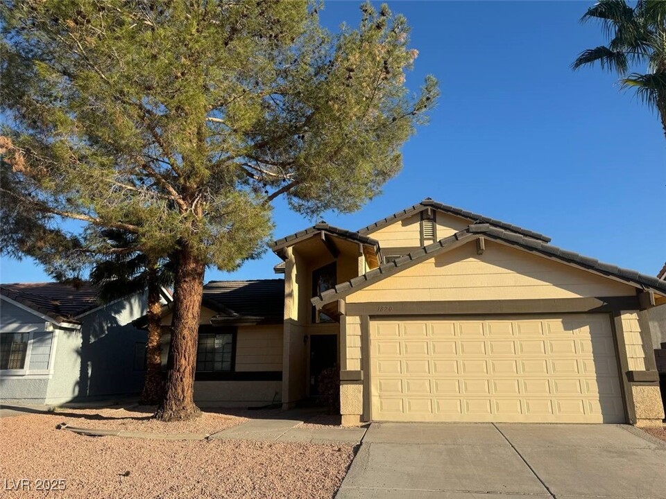 1820 Paprika Way in Henderson, NV - Building Photo