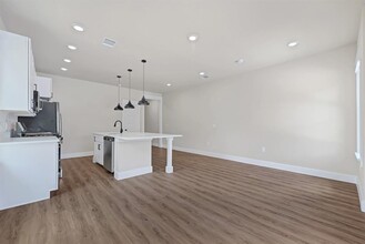 204 Booker T Washington St in Conroe, TX - Building Photo - Building Photo