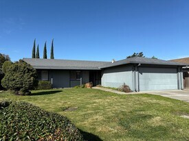 1013 Oakleaf Way in Stockton, CA - Building Photo