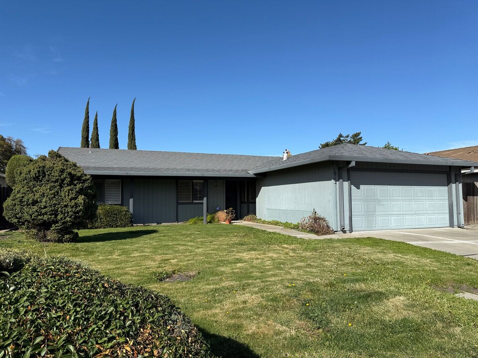 1013 Oakleaf Way in Stockton, CA - Building Photo