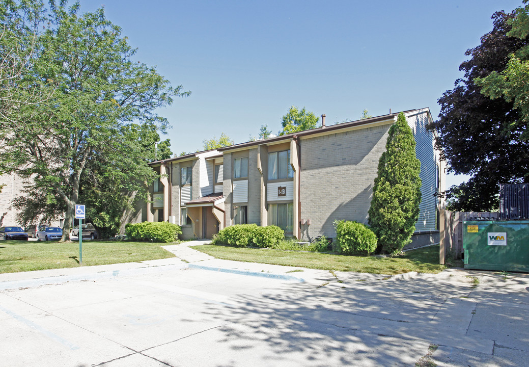 Clinton Place Apartments & Townhomes in Mount Clemens, MI - Foto de edificio