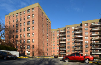 Drake Manor in New Rochelle, NY - Building Photo - Building Photo