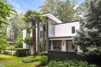 1960 Tall Tree Dr NE in Atlanta, GA - Foto de edificio - Building Photo