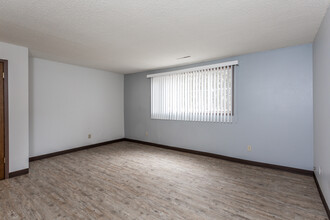 5th Ave Place in Marion, IA - Building Photo - Interior Photo