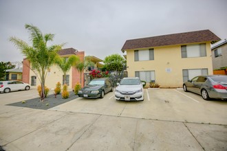 4330-4336 Estrella Ave in San Diego, CA - Foto de edificio - Building Photo