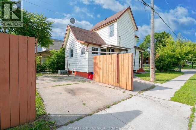 402 Aylmer Ave in Windsor, ON - Foto de edificio - Building Photo