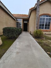 7315 Sandrinilla St in Bakersfield, CA - Building Photo - Building Photo