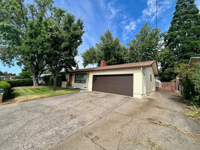 578 N 5th St in Central Point, OR - Foto de edificio - Building Photo