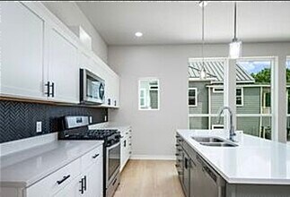 96 Lewis St in San Antonio, TX - Building Photo - Building Photo