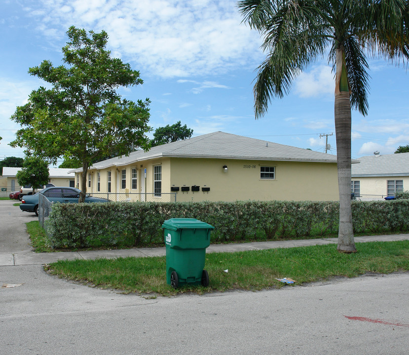 2550 NE 192nd St in Miami, FL - Foto de edificio