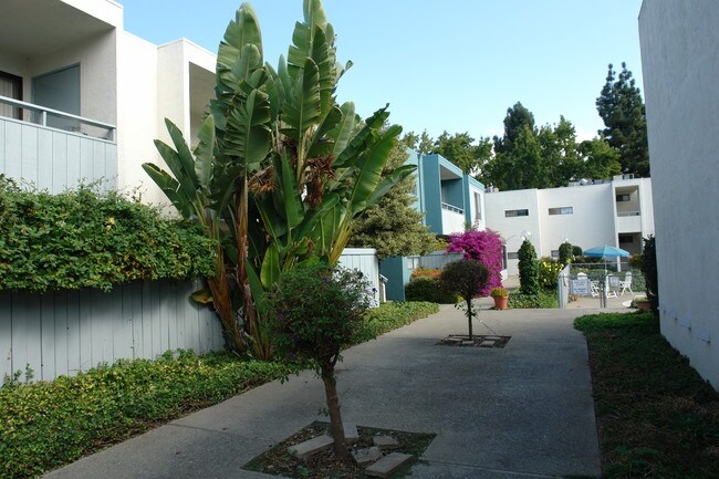 Hastings East Apartments in Fremont, CA - Foto de edificio - Building Photo
