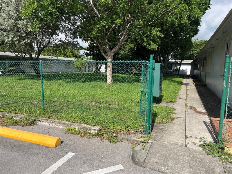 5461 Ravenswood Rd in Fort Lauderdale, FL - Foto de edificio