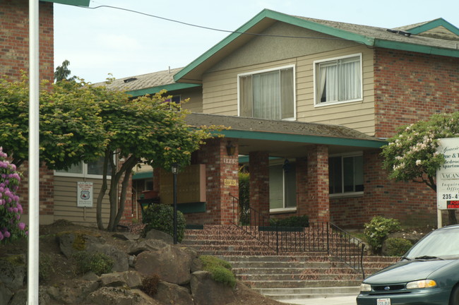 Colonial Garden Apartments in Tukwila, WA - Building Photo - Building Photo