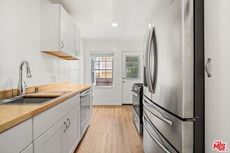 7109 Flight Ave in Los Angeles, CA - Foto de edificio - Building Photo