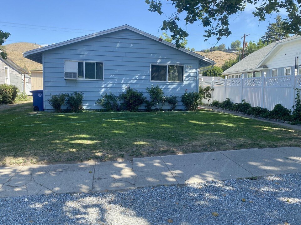 129 E Allen Ave in Chelan, WA - Building Photo