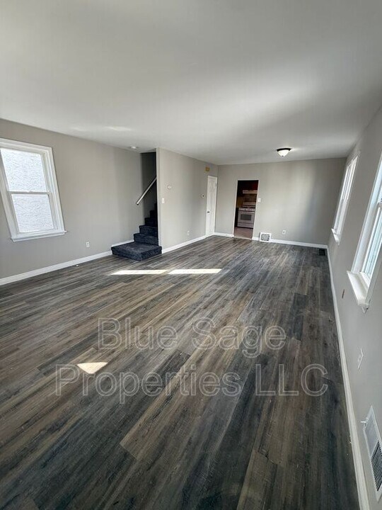 105 W Broadway Ave in Clifton Heights, PA - Building Photo